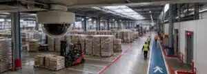 Videoanalítica para empresas: cámara en un depósito monitoreando el cruce entre autoelevadores y personal a pie